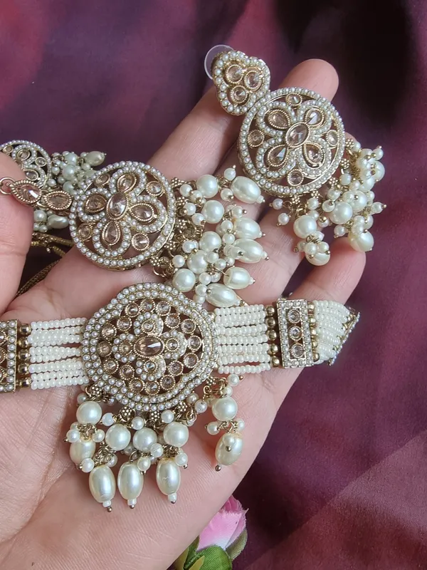 NOORI_JADAU_PEARL_NECKLACE_SET_WITH_EARRINGS_AND_MANGTIKA_FOR_WOMEN