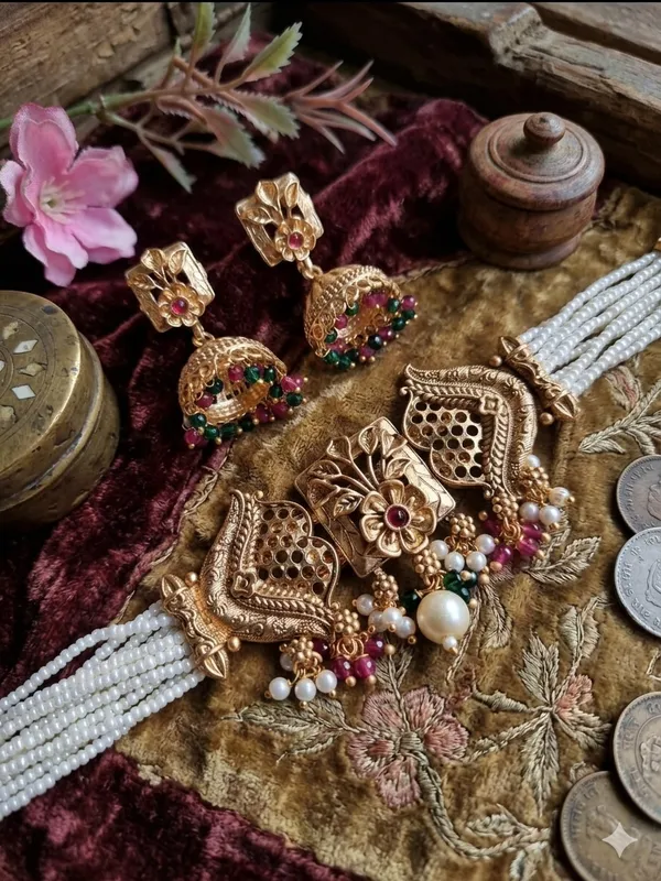 SAVITRI_ANTIQUE_GOLD_PLATED_CHOKER_WITH_EARRINGS