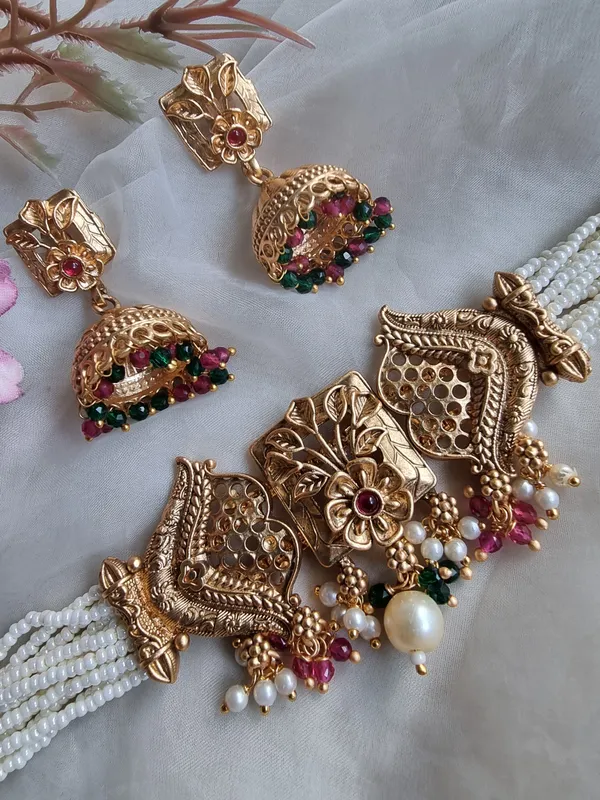SAVITRI_ANTIQUE_GOLD_PLATED_CHOKER_WITH_EARRINGS