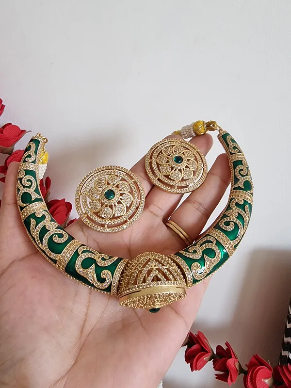 SAJNI_GREEN_MEENAKARI_HASLI_WITH_EARRINGS