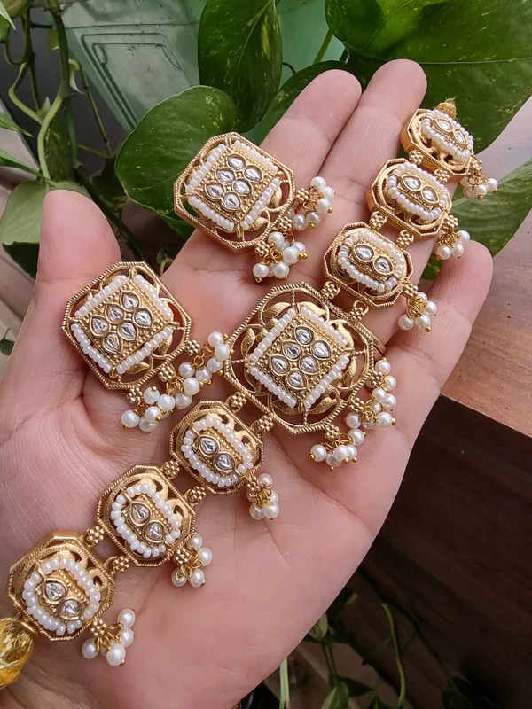 ANAHIRA_GOLD_PLATED_KUNDAN_CHOKER_SET_WITH_EARRINGS