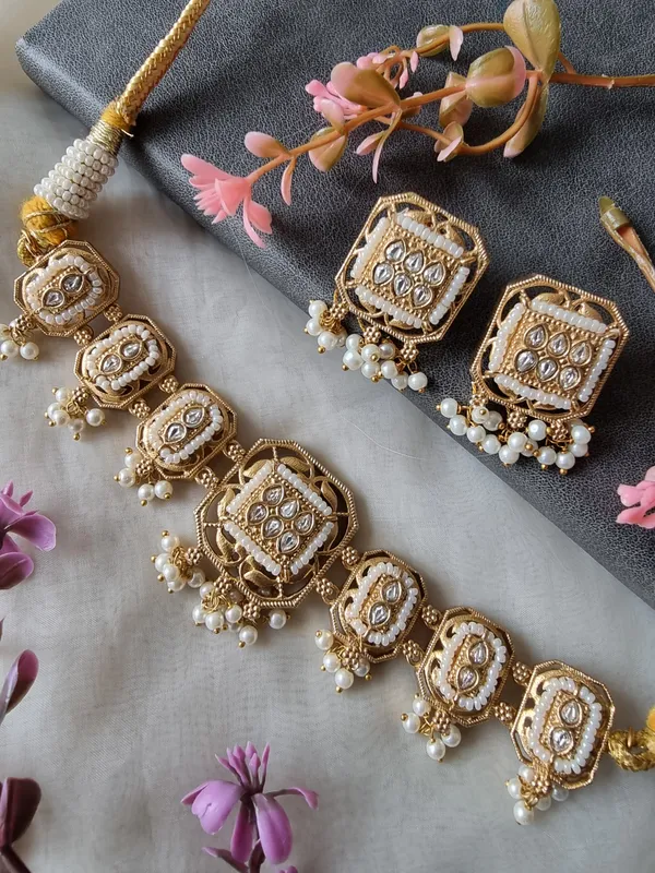 ANAHIRA_GOLD_PLATED_KUNDAN_CHOKER_SET_WITH_EARRINGS
