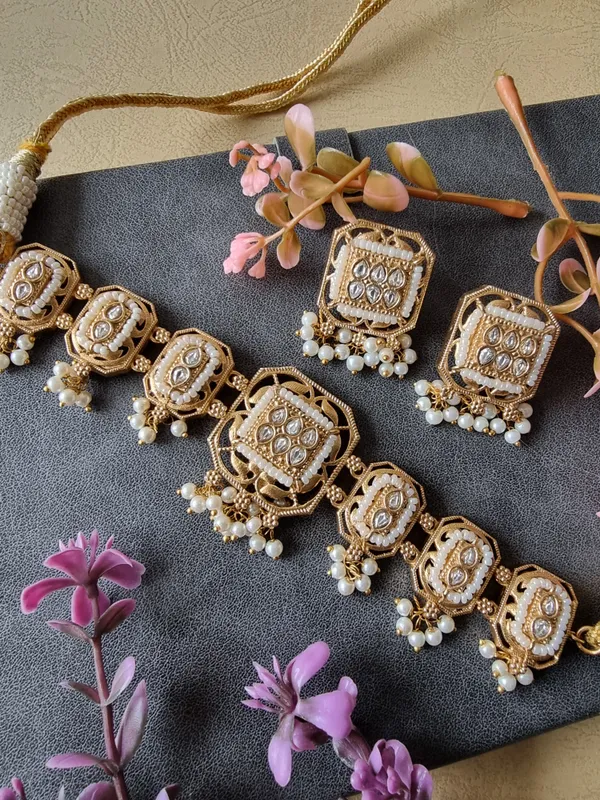 ANAHIRA_GOLD_PLATED_KUNDAN_CHOKER_SET_WITH_EARRINGS