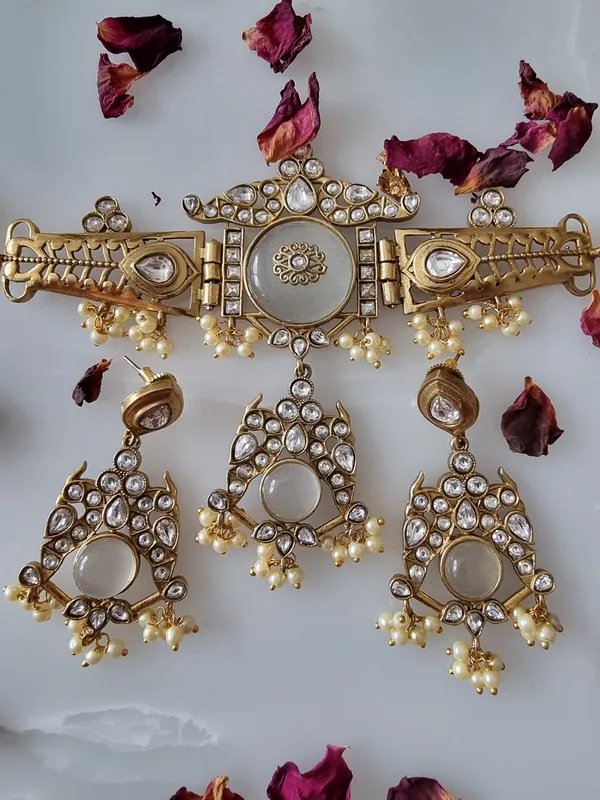 TAVISHA_24_CARAT_GOLD_PLATED_WHITE_CHOKER_SET_WITH_EARRINGS