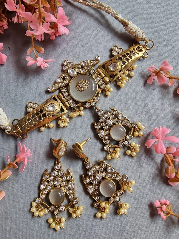 TAVISHA_24_CARAT_GOLD_PLATED_WHITE_CHOKER_SET_WITH_EARRINGS
