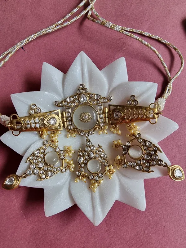 TAVISHA_24_CARAT_GOLD_PLATED_WHITE_CHOKER_SET_WITH_EARRINGS
