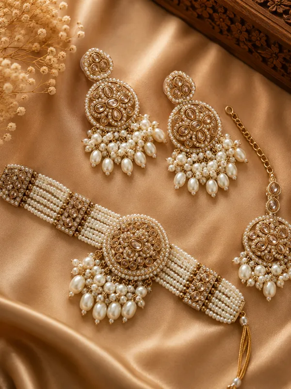 NOORI_JADAU_PEARL_NECKLACE_SET_WITH_EARRINGS_AND_MANGTIKA_FOR_WOMEN