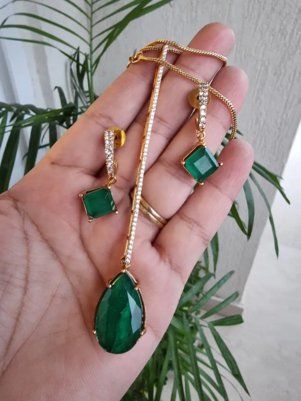 Green_Stone_Work_Doublet_Long_Chain_Pendent_With_Earings
