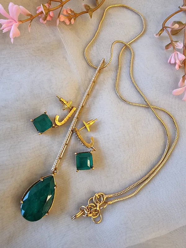 Green_Stone_Work_Doublet_Long_Chain_Pendent_With_Earings