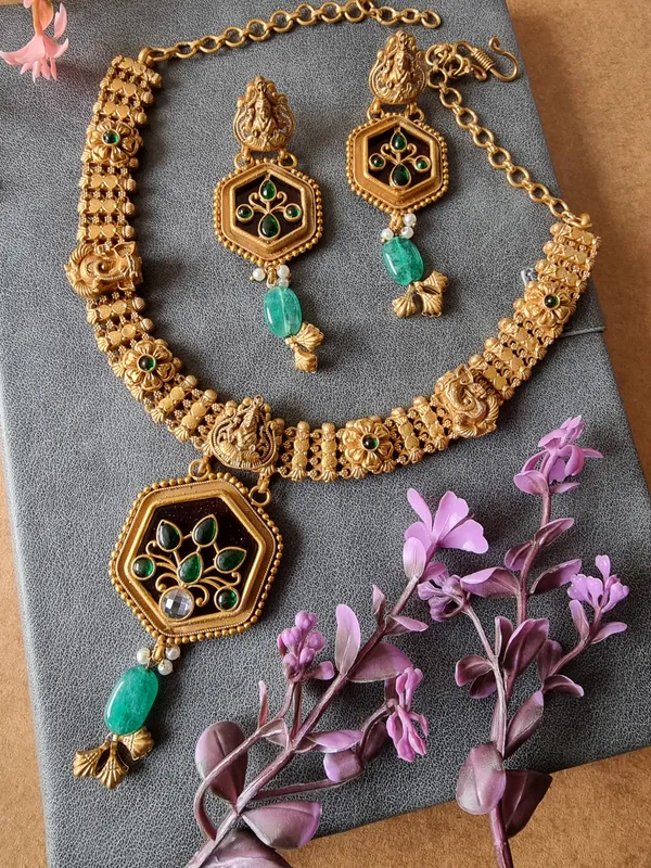BAHAAR_TEMPLE_GOLD_PLATED_SEMIPRESIOUS_KEMP_STONE_NECKLACE_SET