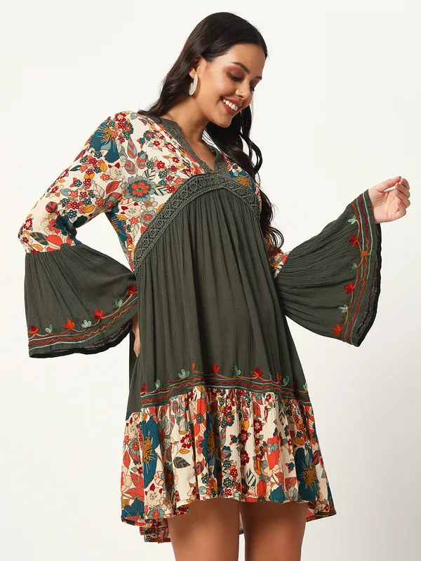 V-Neck_Crochet_Lace_Embroidered_Bell_Full_Sleeve_Dress