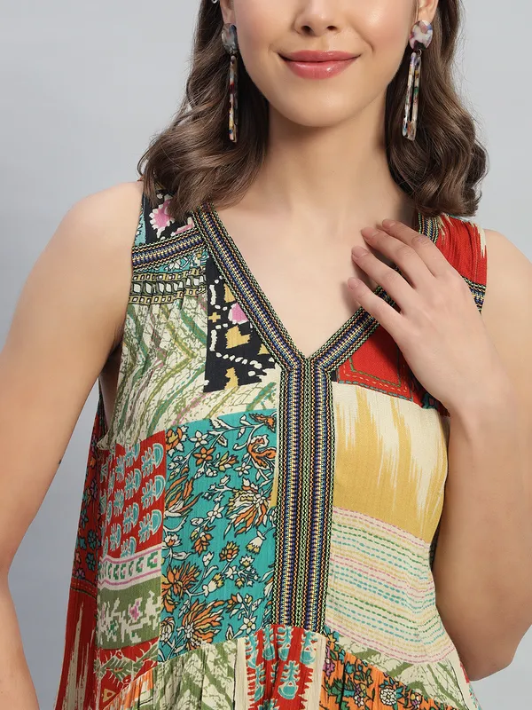 Asymetric_Without_Sleeves_V_Necklace_Work_Placement_Printed_Top