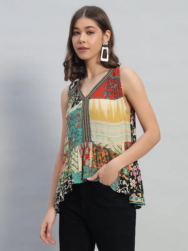 Asymetric_Without_Sleeves_V_Necklace_Work_Placement_Printed_Top