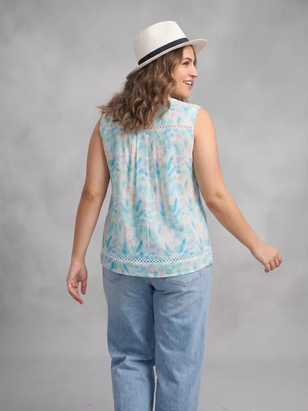 linen_look,_pleats_in_front,__button_,v_neck_mandrain_collar_,lace_detaling_around_neck_without_sleeves_top