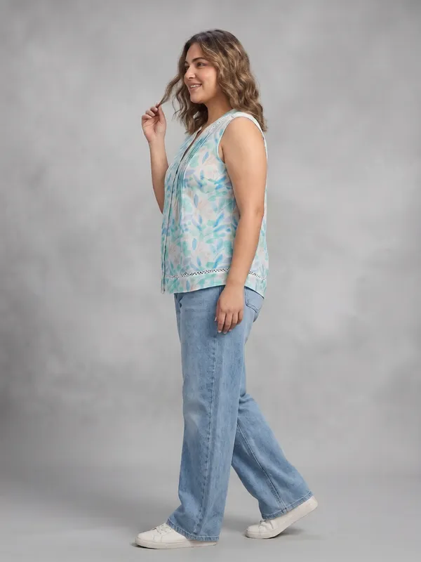 linen_look,_pleats_in_front,__button_,v_neck_mandrain_collar_,lace_detaling_around_neck_without_sleeves_top