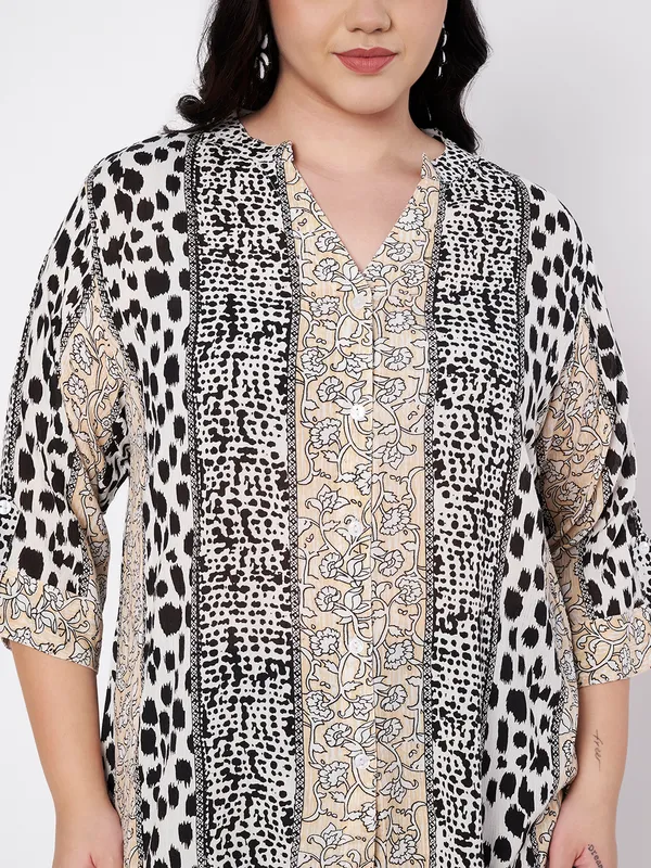 front_opening_buttons_mandarin_collor_,_V_neck_,3/4_sleeves__printed__blACKshirt
