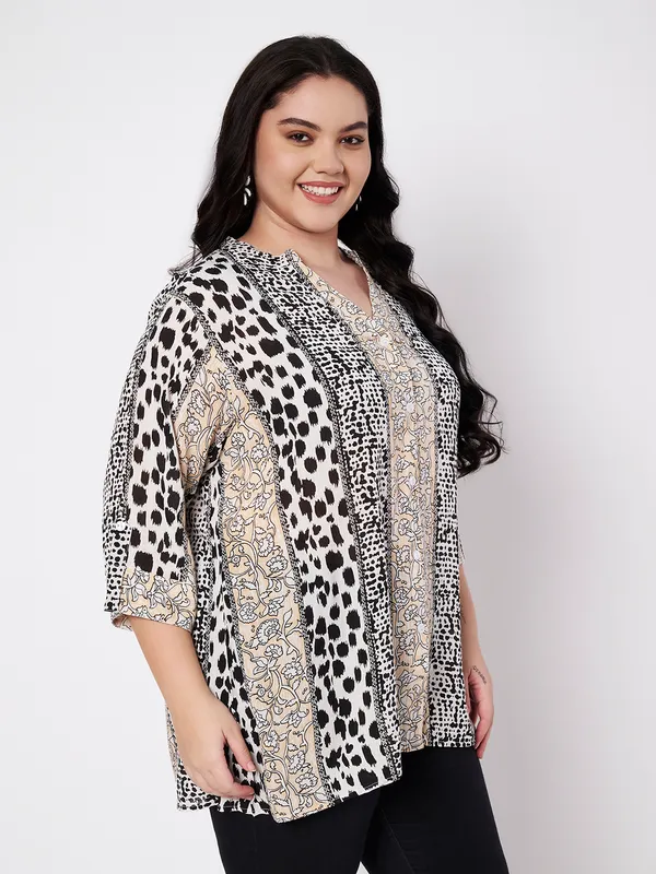 front_opening_buttons_mandarin_collor_,_V_neck_,3/4_sleeves__printed__blACKshirt