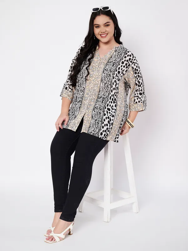 front_opening_buttons_mandarin_collor_,_V_neck_,3/4_sleeves__printed__blACKshirt