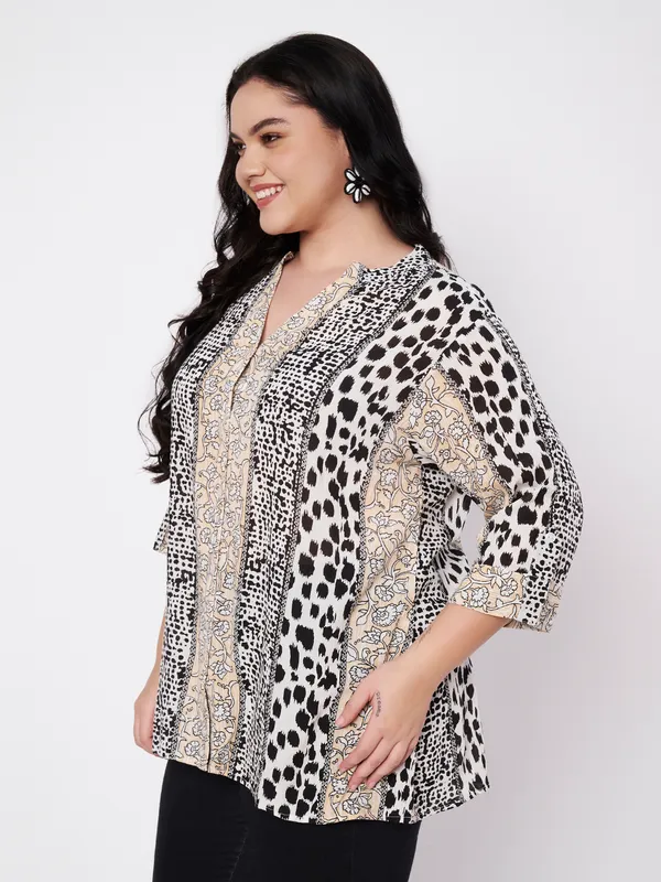front_opening_buttons_mandarin_collor_,_V_neck_,3/4_sleeves__printed__blACKshirt