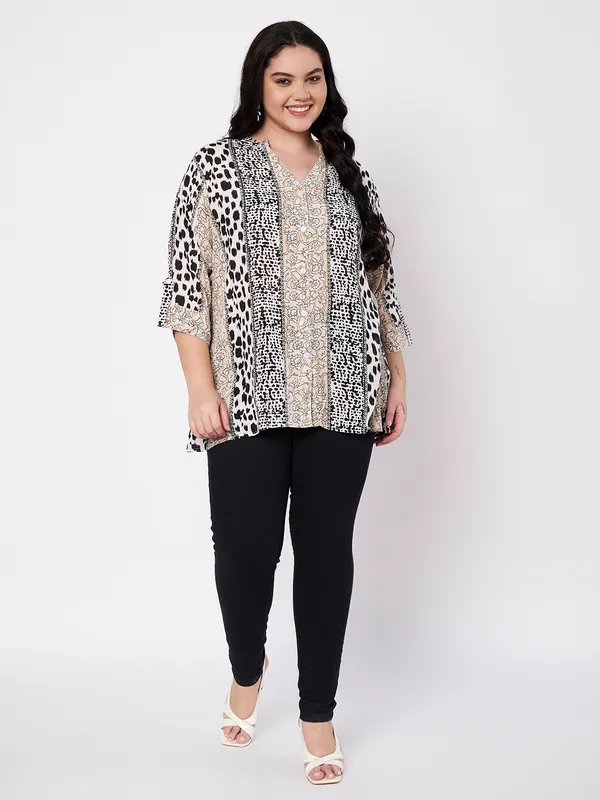 front_opening_buttons_mandarin_collor_,_V_neck_,3/4_sleeves__printed__blACKshirt