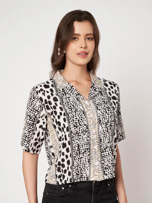 half_sleeves_,collor_front_open__buttons_,_ethnic_motif_printed__top