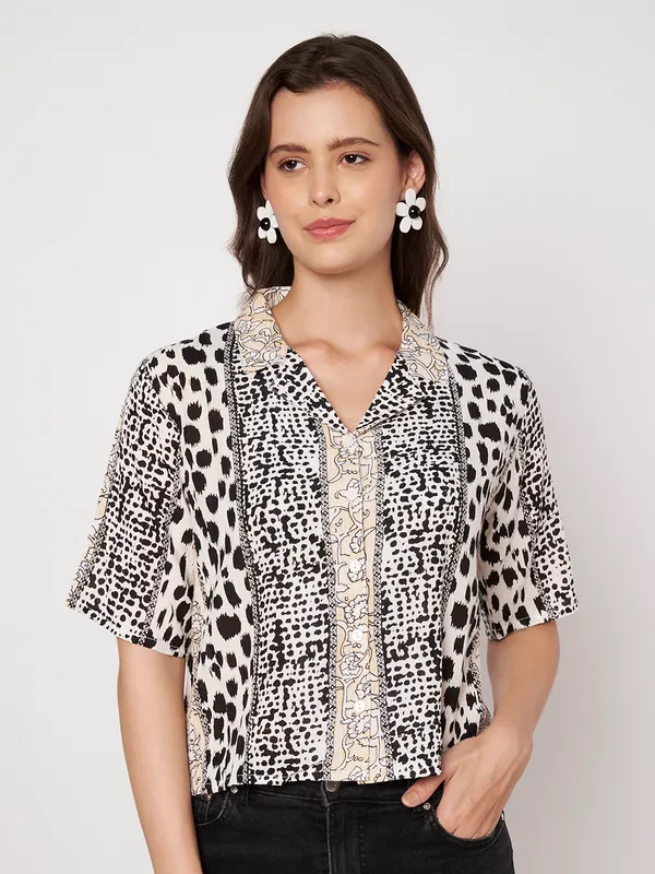 half_sleeves_,collor_front_open__buttons_,_ethnic_motif_printed__top