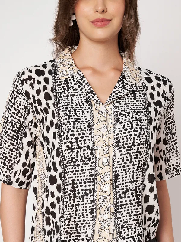 half_sleeves_,collor_front_open__buttons_,_ethnic_motif_printed__top