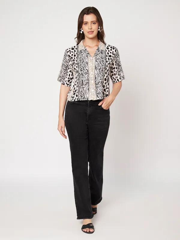 half_sleeves_,collor_front_open__buttons_,_ethnic_motif_printed__top