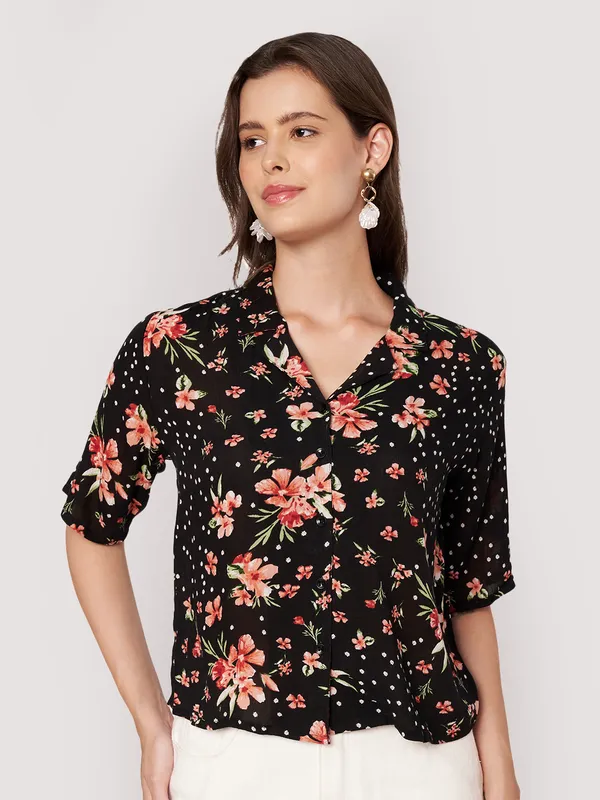 half_sleeves_,collor_front_open__buttons_,_floral_printed__top
