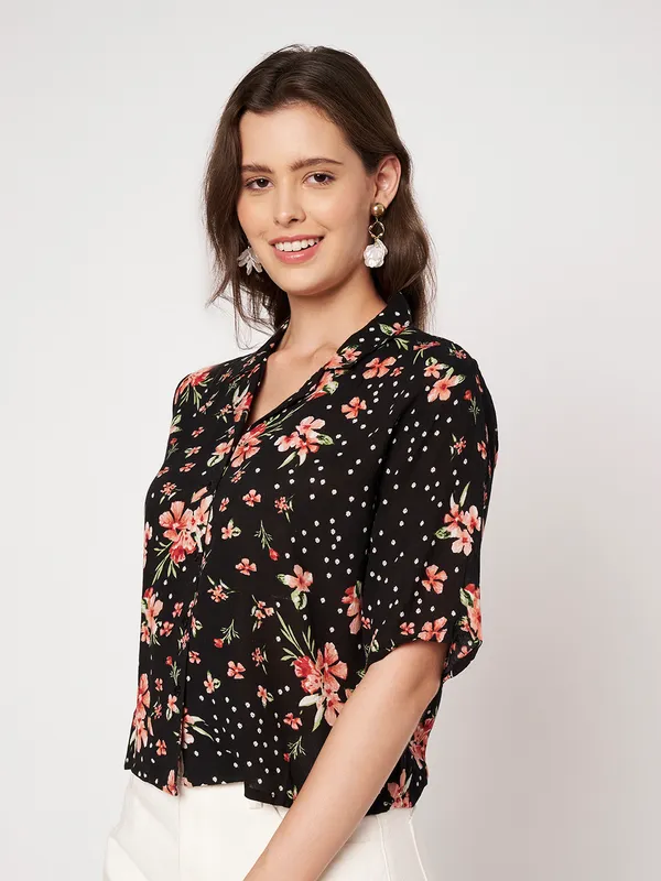 half_sleeves_,collor_front_open__buttons_,_floral_printed__top