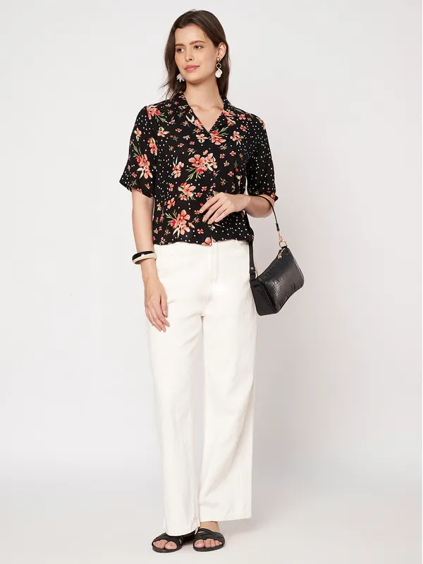 half_sleeves_,collor_front_open__buttons_,_floral_printed__top