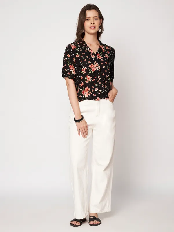 half_sleeves_,collor_front_open__buttons_,_floral_printed__top