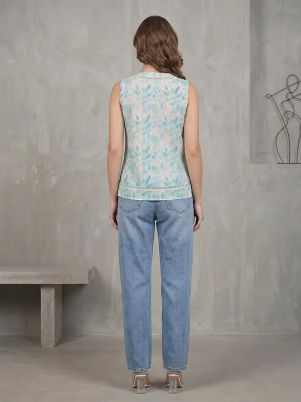 linen_look,_pleats_in_front,__button_,v_neck_mandrain_collar_,lace_detaling_around_neck_without_sleeves_top