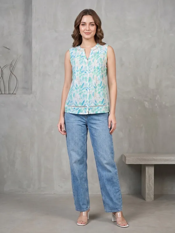 linen_look,_pleats_in_front,__button_,v_neck_mandrain_collar_,lace_detaling_around_neck_without_sleeves_top