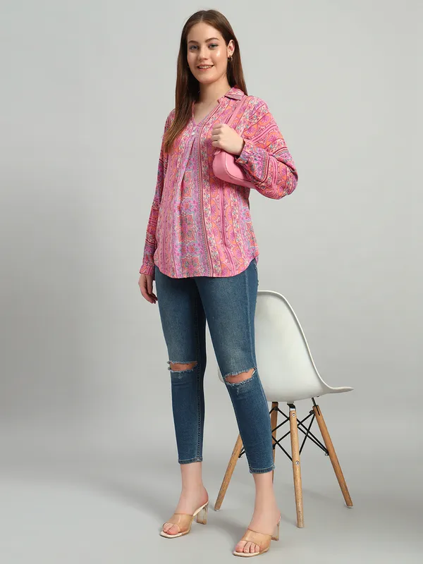 mandrain_collor_v_neck_full_sleeves_show_buttons_pleat_in_front__printed_short_kurti_top