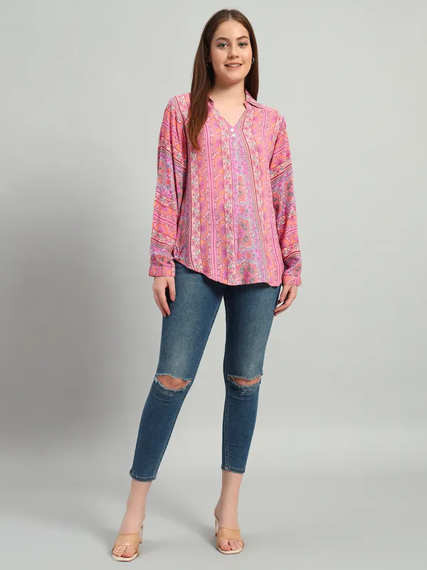 mandrain_collor_v_neck_full_sleeves_show_buttons_pleat_in_front__printed_short_kurti_top