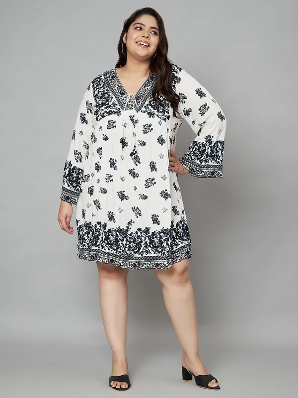 Plus_Size_Black_&_White_V-Neck_Printed_Dress_-_Full_Sleeve_Dress_With_Dori_At_Neck