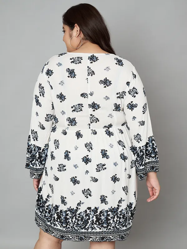 Plus_Size_Black_&_White_V-Neck_Printed_Dress_-_Full_Sleeve_Dress_With_Dori_At_Neck
