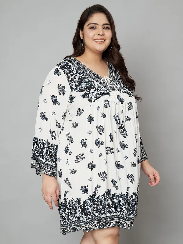 Plus_Size_Black_&_White_V-Neck_Printed_Dress_-_Full_Sleeve_Dress_With_Dori_At_Neck