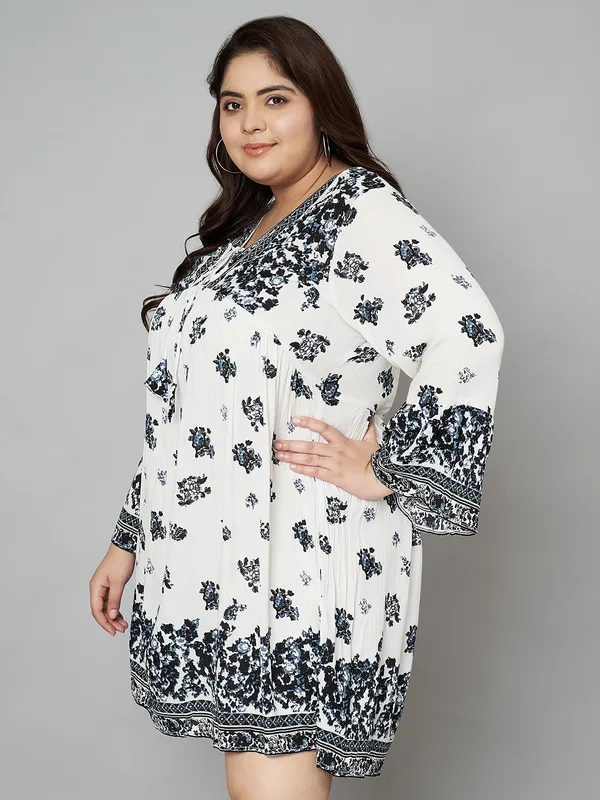 Plus_Size_Black_&_White_V-Neck_Printed_Dress_-_Full_Sleeve_Dress_With_Dori_At_Neck