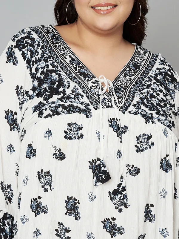 Plus_Size_Black_&_White_V-Neck_Printed_Dress_-_Full_Sleeve_Dress_With_Dori_At_Neck