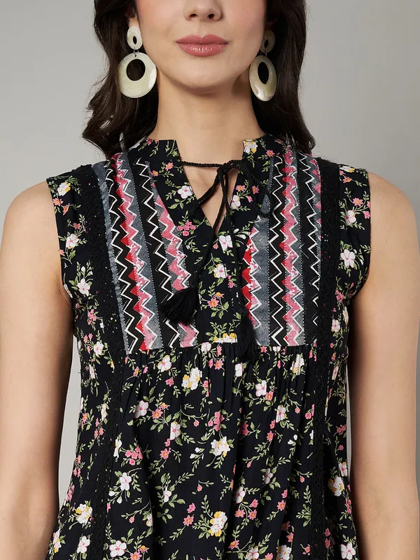 without_sleeves_v_neck_,doori_closure_at_neck_lace_detailing_in_front_and_back_.___mix_nmatch_printed_top,_short_kurti