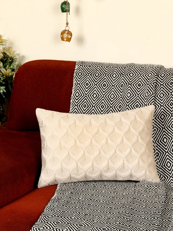 Elegant_Feather_Design_Rectangular_Velvet_Cushion_Covers,_Pack_of_1_Piece_(12x18_inch.)_Cream_Color