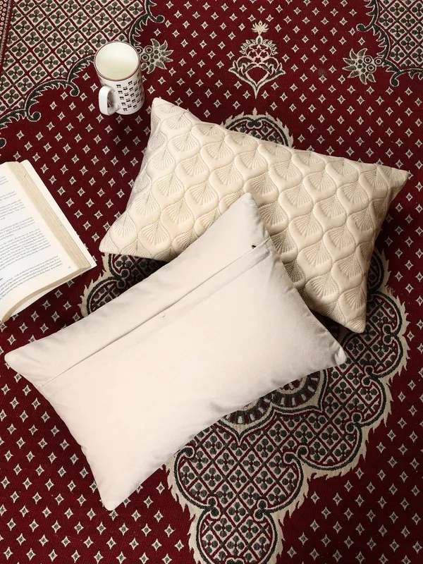 Elegant_Feather_Design_Rectangular_Velvet_Cushion_Covers,_Pack_of_2_Piece_(12x18_inch.)_Cream_Color