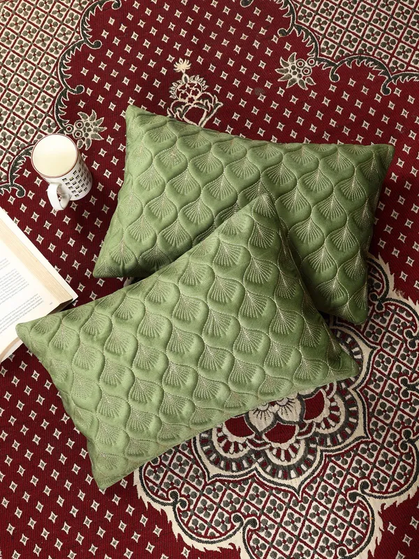 Elegant_Feather_Design_Rectangular_Velvet_Cushion_Covers,_Pack_of_1_Piece_(12x18_inch.)_Green_Color