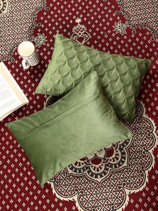 Elegant_Feather_Design_Rectangular_Velvet_Cushion_Covers,_Pack_of_1_Piece_(12x18_inch.)_Green_Color