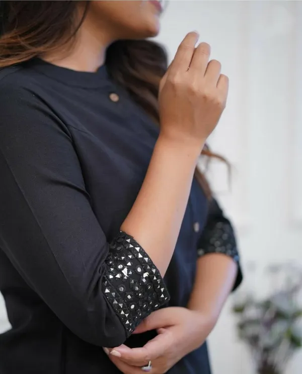 Black_Trendy_Embroidery_Rayon_Kurta_Set_For_Women