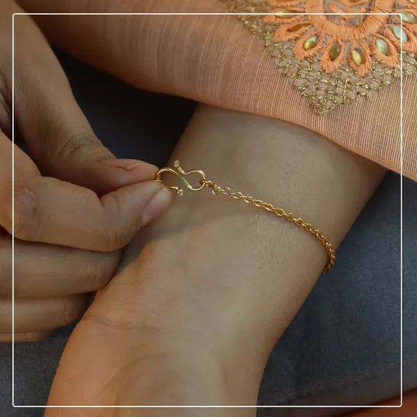 Tara_Bracelet_Minimal_Star_Design_Stone_Bracelet_for_Everyday_Wear_Pinak_Jewel