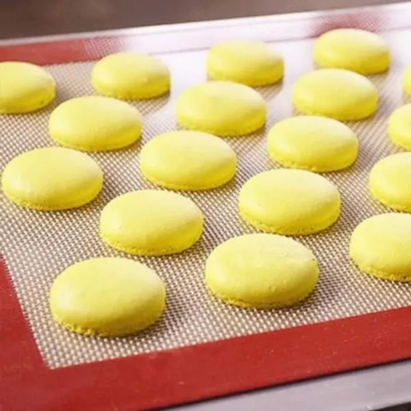 Prime_Bakers_and_Moulders_Silicone_Baking_Mat_Sheet,_Non-Stick_Cookie_Sheet,_Macaroon_Kitchen_Dough_Pad_