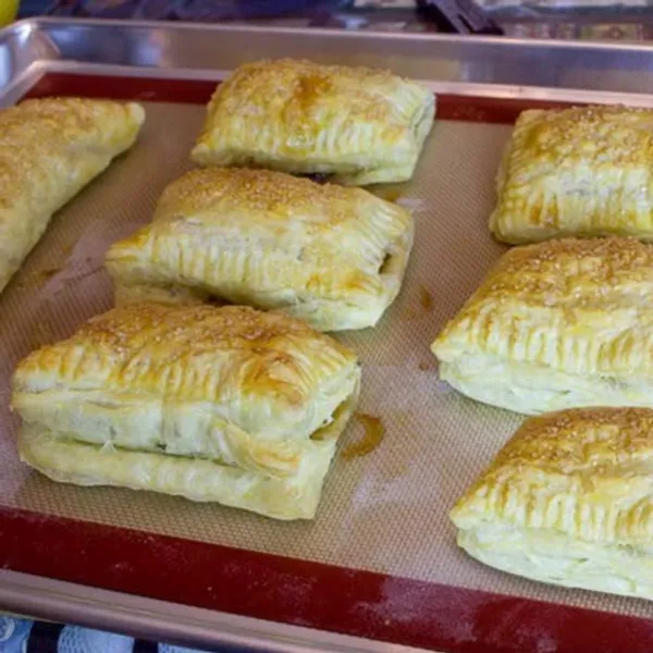 Prime_Bakers_and_Moulders_Silicone_Baking_Mat_Sheet,_Non-Stick_Cookie_Sheet,_Macaroon_Kitchen_Dough_Pad_
